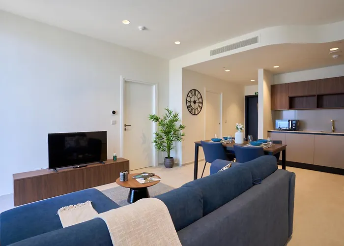 Mercury Tower With Stunning Sea Views דירה