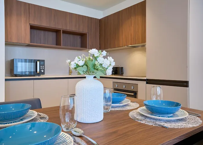 Mercury Tower With Stunning Sea Views דירה *