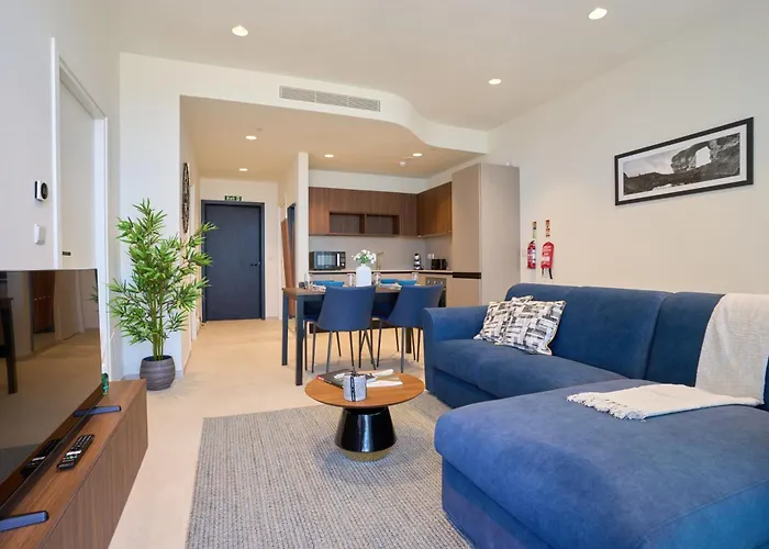 Mercury Tower With Stunning Sea Views דירה