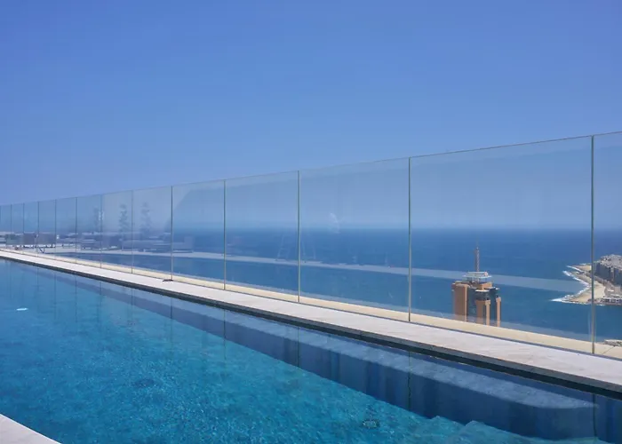 Mercury Tower With Stunning Sea Views דירה