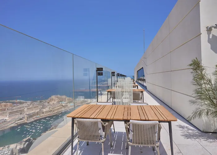 Mercury Tower With Stunning Sea Views דירה