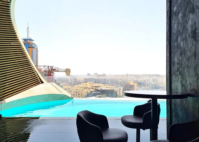 Mercury Tower With Stunning Sea Views דירה