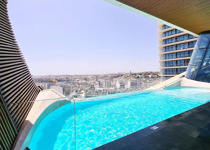 Mercury Tower With Stunning Sea Views דירה