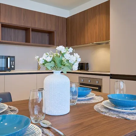 Mercury Tower With Stunning Sea Views דירה *