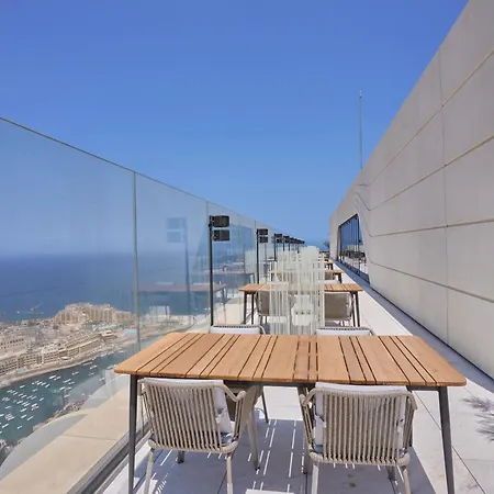 Mercury Tower With Stunning Sea Views דירה